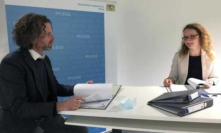 Pflegerat Rüdiger Erling und Dr. Annette Weiß gemeinsam am Stehtisch