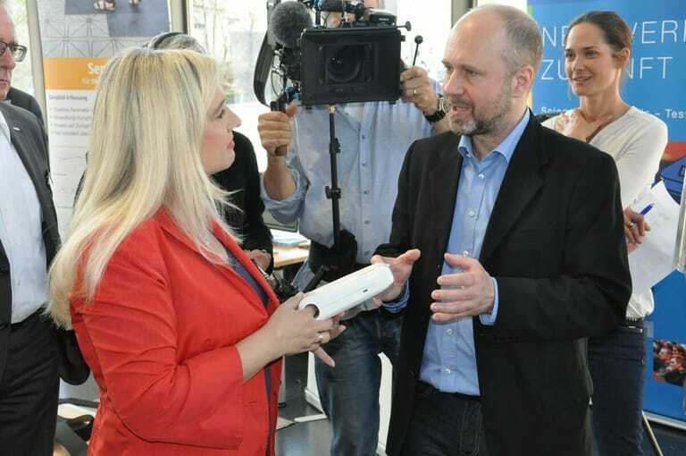 Staatsministerin Melanie Huml lässt sich die Ausstellungsstücke erklären.