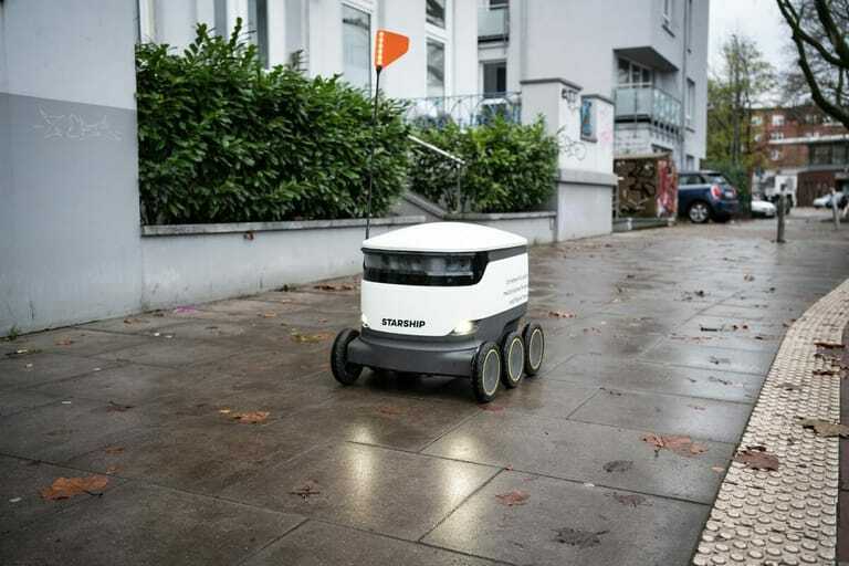Lieferroboter bringt Corona-Test