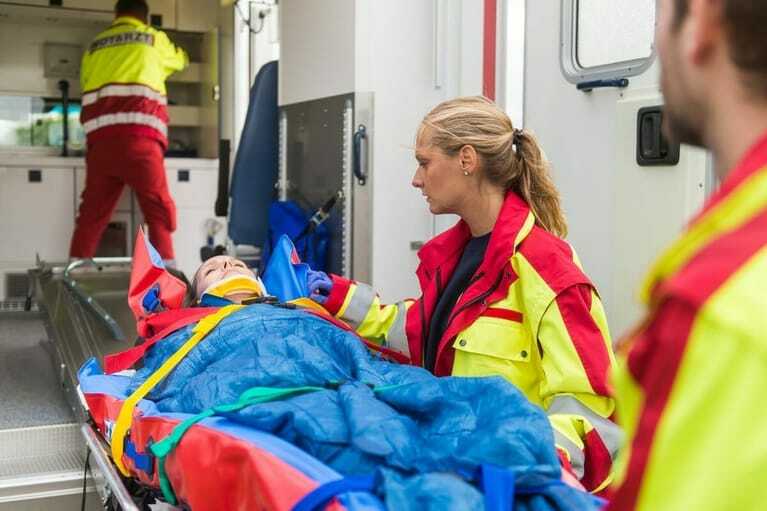 Rettungskräfte bergen Patient