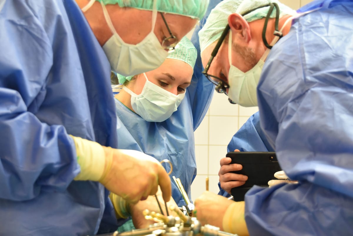 Anatomie trifft Chirurgie: Körperspende ermöglicht \