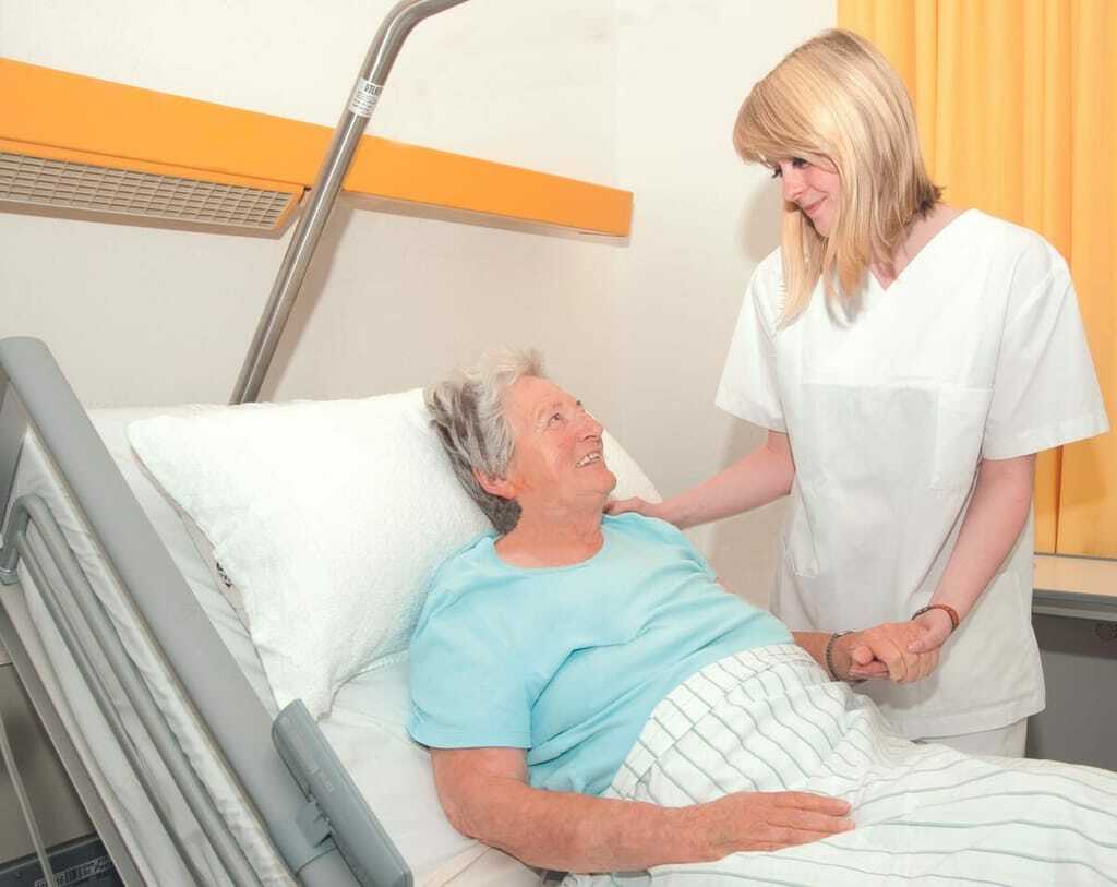 Pflegerin-und-Patient_A-1024x813.jpg