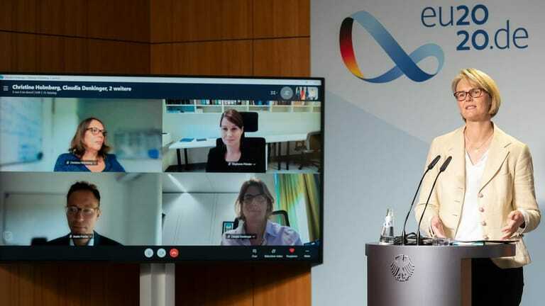 Bundesforschungsministerin Anja Karliczek Corona-Forschung